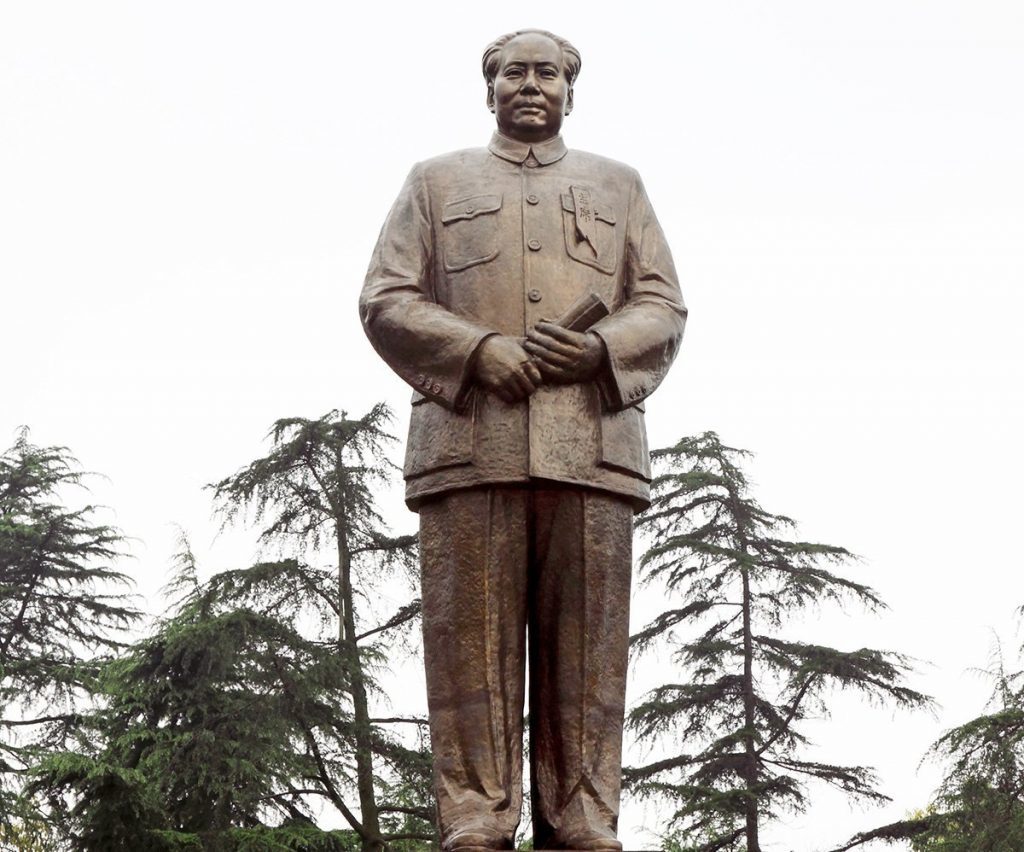 Uma estátua de Mao e seu Zhongshan