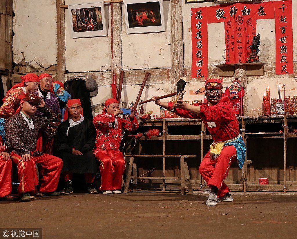 Aldeões realizam a cerimônia Nuo no condado de Nanfeng, Jiangxi