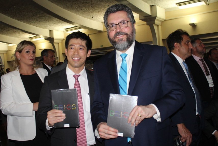 Thomas Law entrega livro sobre BRICS ao Ministro das Relações Exteriores, Ernesto Araújo