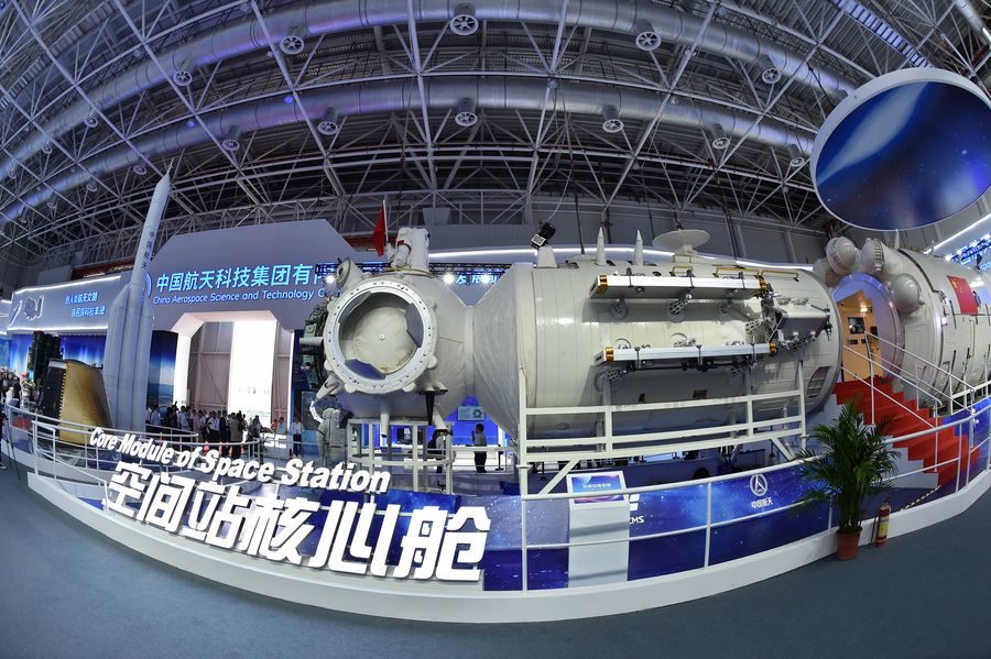 Um modelo em tamanho real do módulo principal da estação espacial chinesa Tianhe exibido na 12ª Exposição Internacional de Aviação e Aeroespacial da China (Airshow China) - Foto: Xinhua